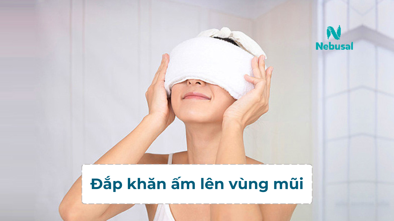 Đắp khăn ấm lên vùng mũi